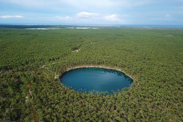 1. Blue Hole en las Bahamas. Foto - @bahamabooking (Instagram)