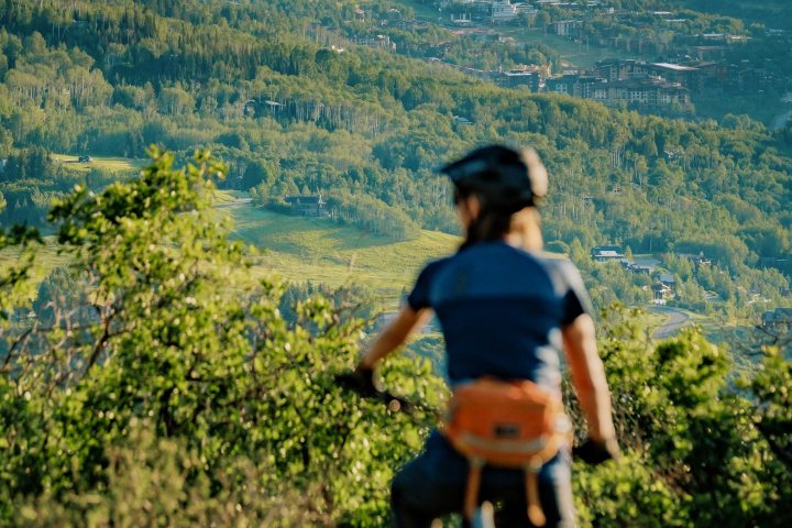 1. Ciclista en Snowmass. Foto - @friasaspensnowmass (Instagram)