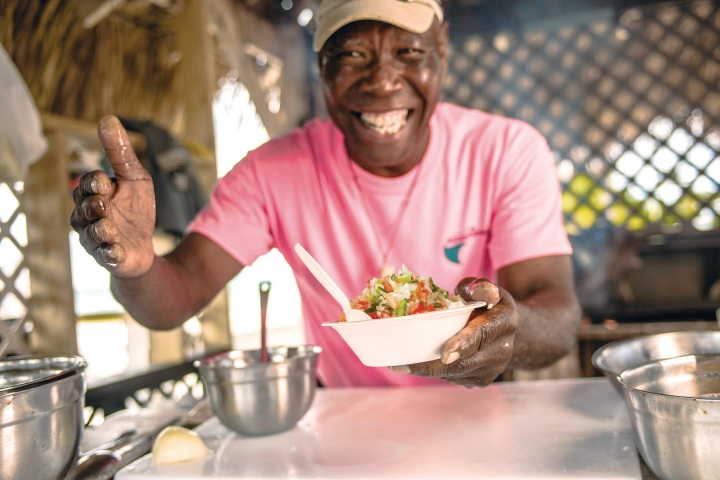 1. Cocinero en las Bahamas. Foto - Tourism Today Bahamas (Facebook)