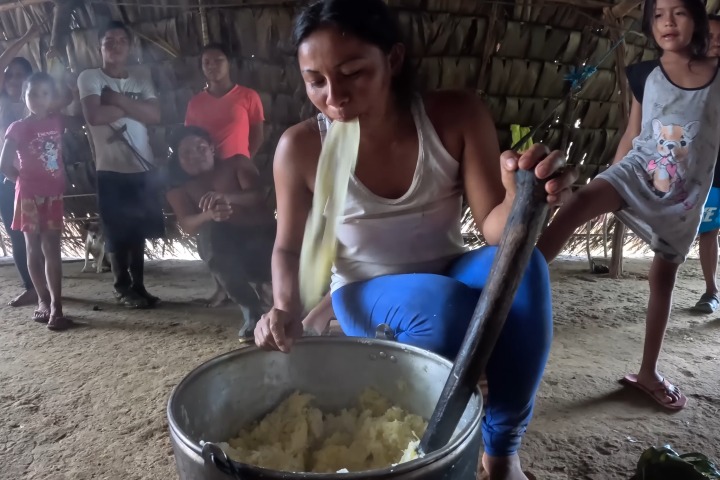 1. Elaboración del masato de yuca. Foto - Xiaomanyc 小马在纽约 (YouTube)
