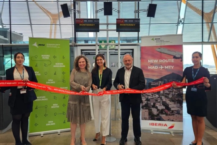 1. Inauguración de ruta Monterrey — Madrid por Viva e Iberia. Foto - Iberia