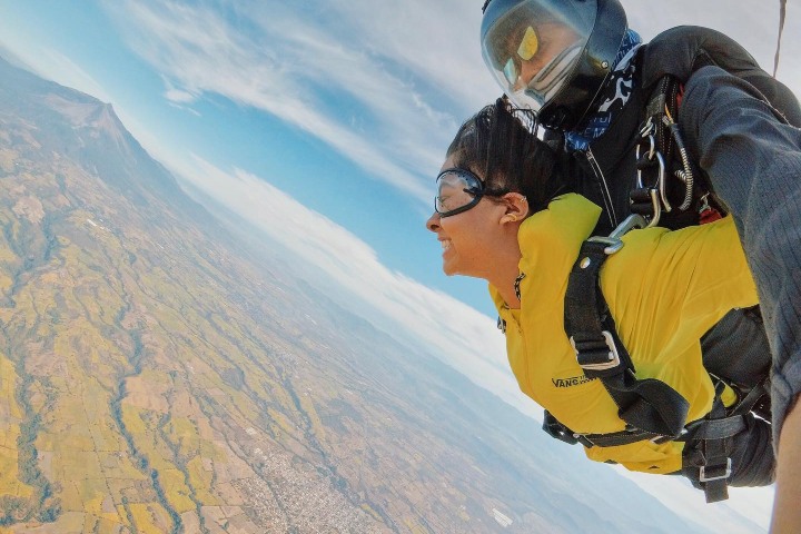 1. Paracaidismo frente al Volcán de Colima. Foto - @marcelasandodi (Instagram)