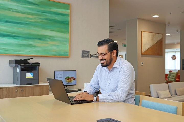 1. Persona trabajando en hotel Residence Inn by Marriott. Foto - Residence Inn Playa del Carmen (Facebook)