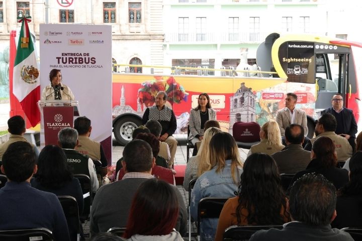 1. Presentación de nuevo Turibus en Tlaxcala. Foto - @lorenacuellartlx (Instagram)