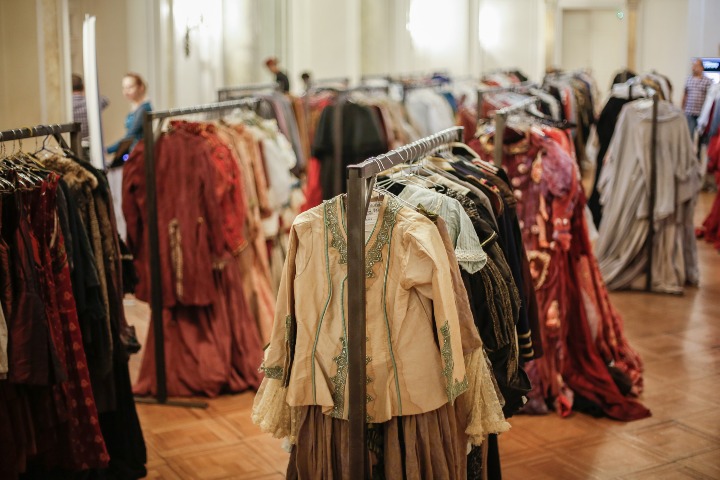 1. Venta de vestuarios en el Teatro Municipal de Santiago. Foto - Teatro Municipal