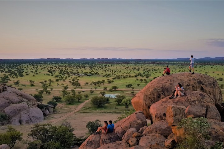 1. Viajeros en Namibia. Foto - Claudio Piacentino (Unsplash)