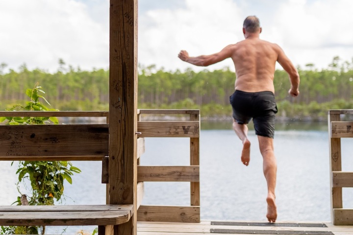 10. Viajero lanzándose al Captain Bill’s Blue Hole. Foto - @visitthebahamas (Instagram)