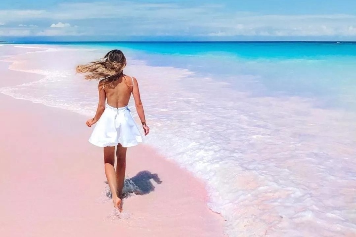 11. Viajera en playas de arena rosa en Harbour Island. Foto - Viajes Delta (Zhihu)