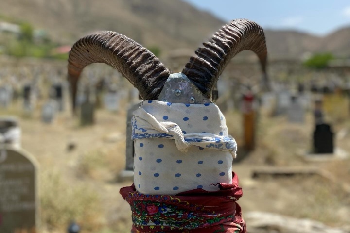 2. Cuernos en tumba de cementerio de Nokhur. Foto - @simonvincenthistory (Instagram)