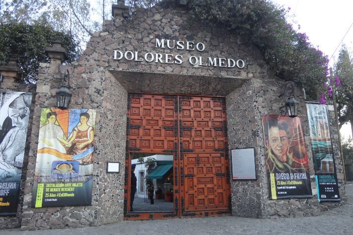 2. Entrada del Museo Dolores Olmedo. Foto - Wikimedia Commons