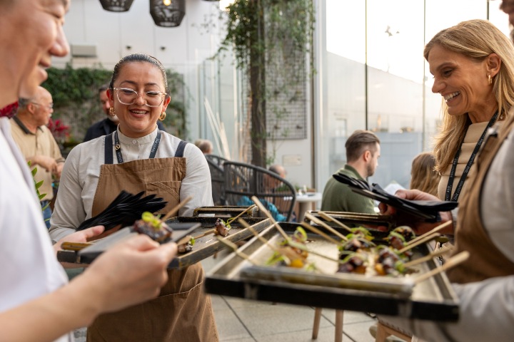2. Experiencia gastronómica en vuelo inaugural de Los Ángele a Hong Kong de Delta Air Lines. Foto - Delta News Hub