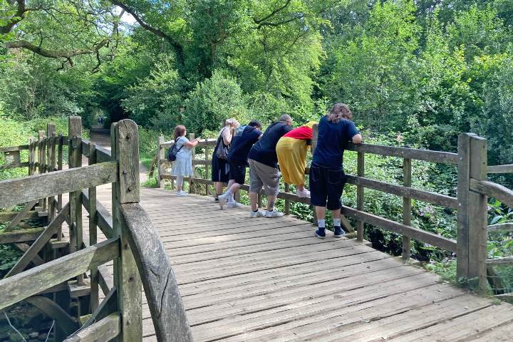 2. Familia jugando Poohsticks en el Pooh Sticks Bridge. Foto - diamond geezer (Flickr)