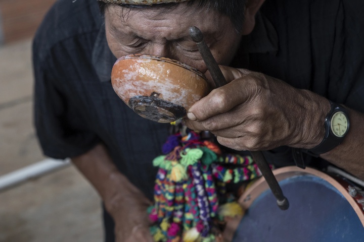 2. Hombre bebiendo masato. Foto - Mater _ Centro de Investigación