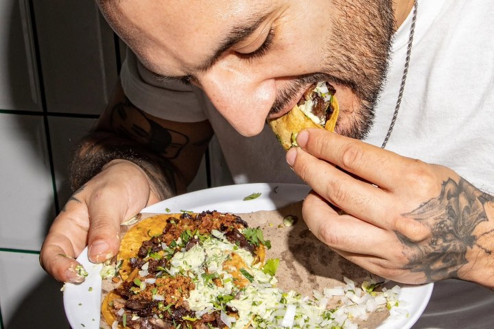 2. Persona comiendo tacos. Foto - Tacos Atarantados (Facebook)