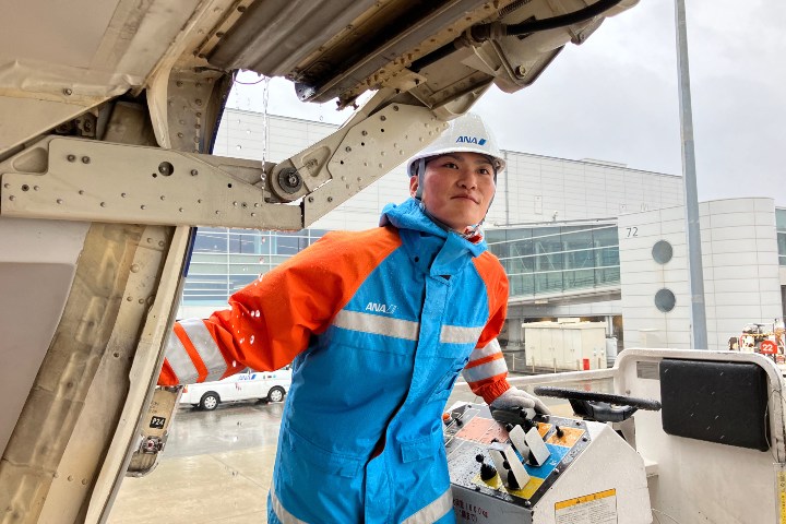 2. Trabajador de Asistencia en Tierra de ANA. Foto - @ANA_travel_info (X)