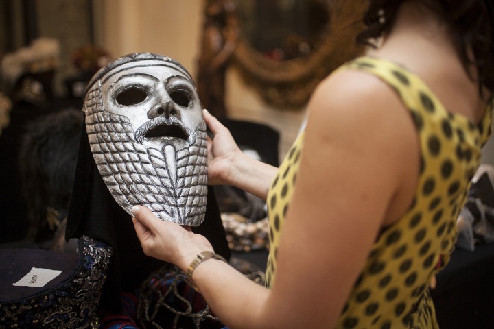 2. Venta de vestuarios en el Teatro Municipal de Santiago. Foto - Teatro Municipal