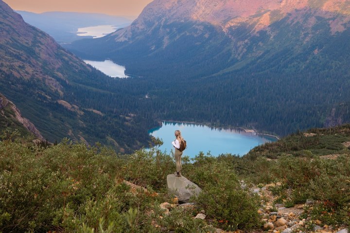 2. Viajera en el Lago Grinnell del Parque Nacional Glacier, Montana. Foto - @michelle.lawrencee (Instagram)