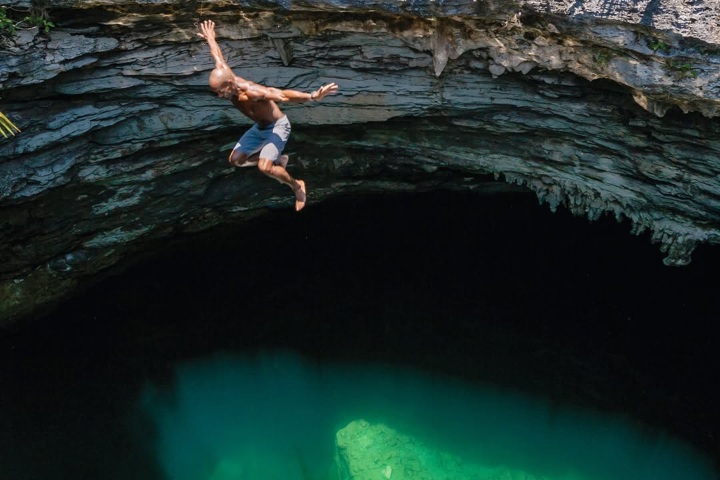 2. Viajero lanzándose a cenote de Andros. Foto - Ven a Las Bahamas (Facebook)