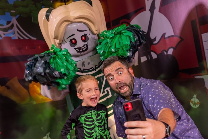 2. Visitantes con Zombie Cheerleader durante el Monster Meet & Greet. Foto - CyberDefenseCon