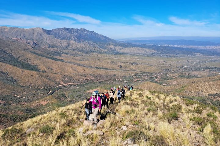 2. Visitantes en el Cerro Pajarillo. Foto - @trekkingencordoba (Instagram)