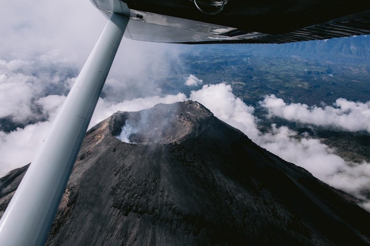 2. Volcán de Colima desde las alturas. Foto - @melbarlowandco (Instagram)