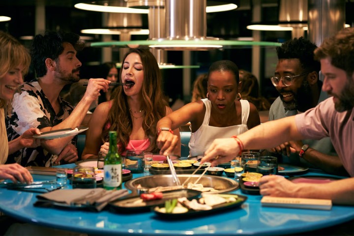3. Amigos en restaurante de Virgin Voyages. Foto - Virgin
