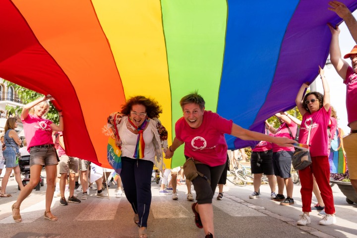3. Bandera de la comunidad LGBTQ+ durante el Sitges Pride 2023. Foto - Paul Lee Maynard _ Sitges Pride (Facebook)