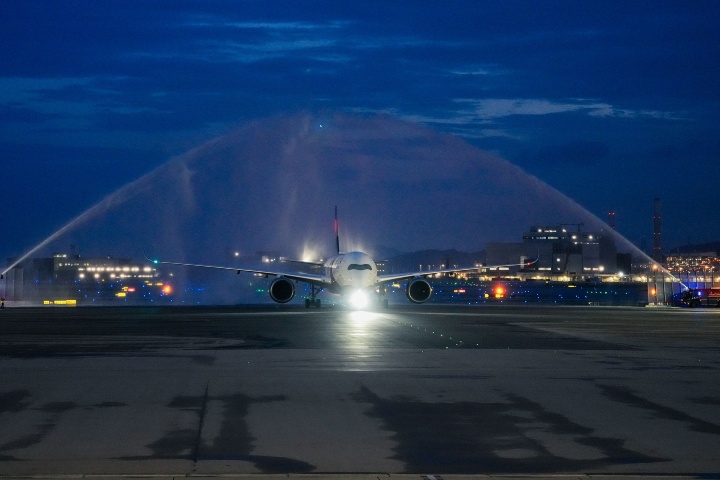 3. Cañones de agua en avión de Delta. Foto - Delta News Hub
