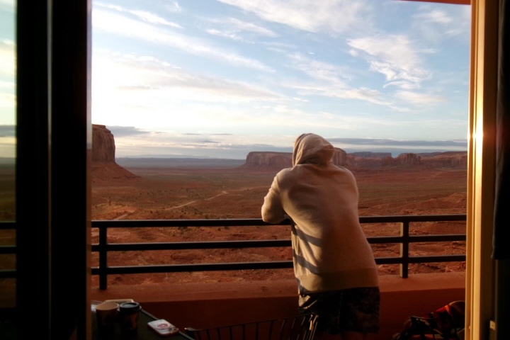 3. Huésped mirando la vista en The View Hotel. Foto - @tsukasequence (Instagram)