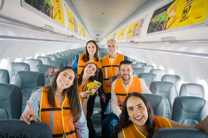 3. Interior de avión de Viva y Sabritas. Foto - @PepsiCoMex (X)