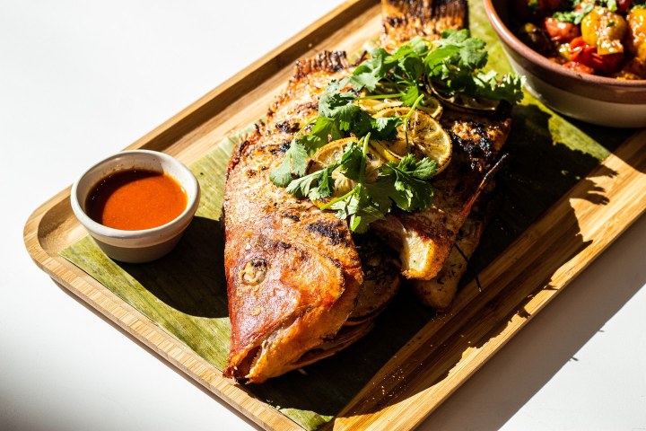 3. Pescado frito en las Bahamas. Foto - @carnivalebahamas (Instagram)
