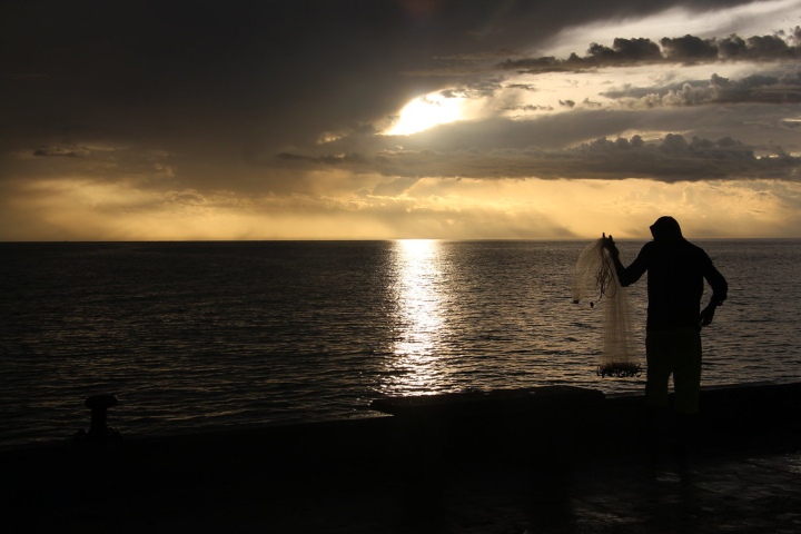 3. Pescador durante atardecer en Chuburná. Foto - Gerardo Jaso (Flickr)