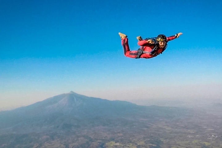 3. Salto en paracaídas frente al Volcán de Colima. Foto - @melbarlowandco (Instagram)
