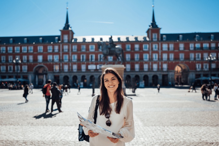 3. Viajera en la Plaza Mayor de Madrid. Foto - Viva