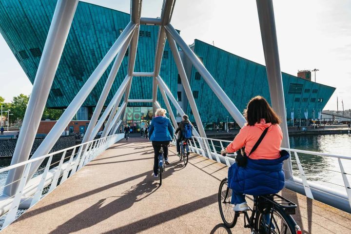 3. Visitantes llegando al NEMO en bicicleta. Foto - Nol Universe