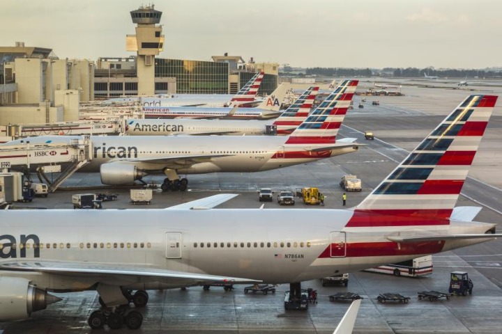 4. Aviones de American Airlines en aeropuerto de Miami. Foto - Marketplace