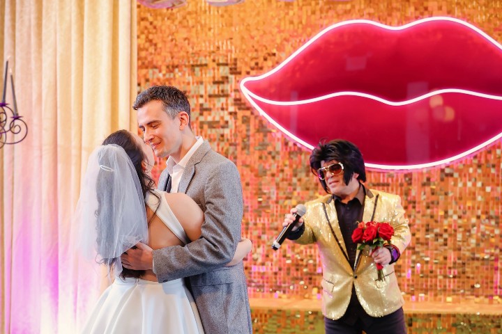 4. Boda con oficiante de Elvis. Foto - The Viva Las Vegas Wedding Chapel (Facebook)