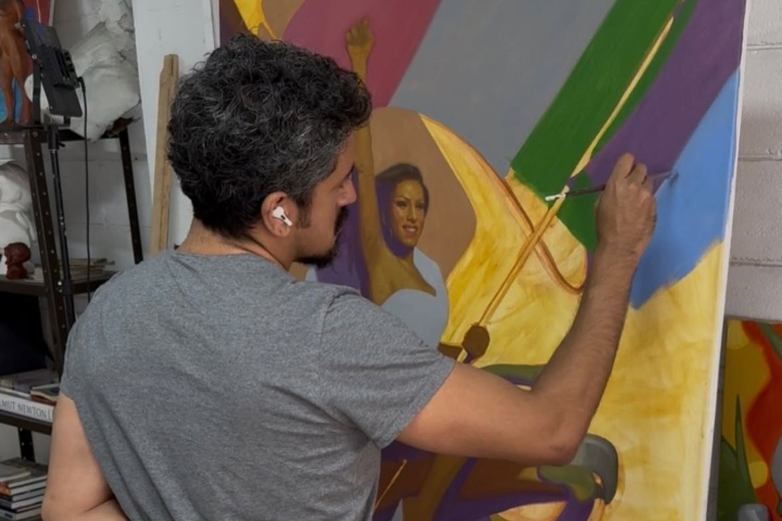 4. Fabián Cháirez pintando La Matria. Foto - FABIAN CHAIREZ (Facebook)