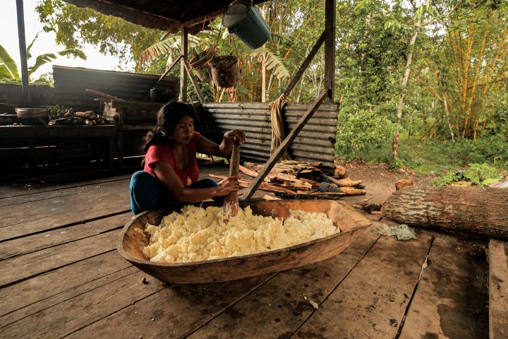 4. Mujer moliendo yuca en cutana, en la película Kuranika, Pueblos Kichwa en Re-existencias. Foto - MiradaNativa