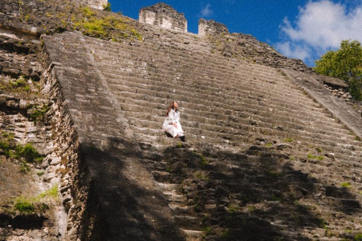 4. Viajera en pirámide en Tikal, Guatemala. Foto - @dominika.glowka (Instagram)