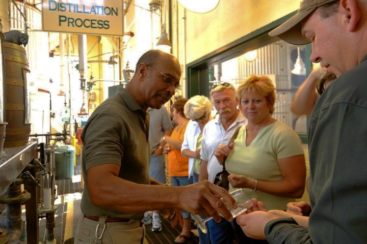 4. Visitantes en la Destilería Buffalo Trace. Foto - Buffalo Trace Distillery (Facebook)