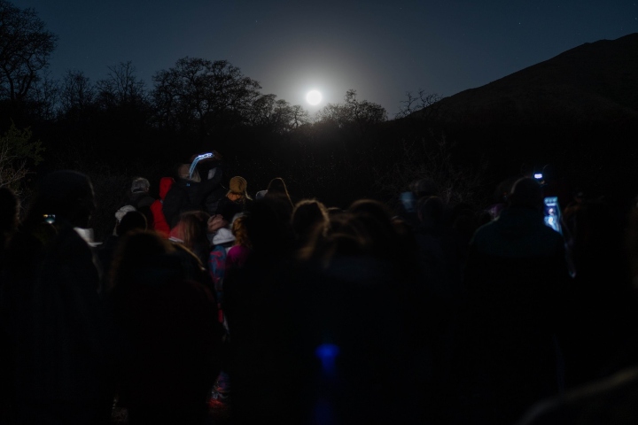 4. Visitantes mirando la luna llena en Capilla del Monte. Foto - Turismo Capilla (Facebook)