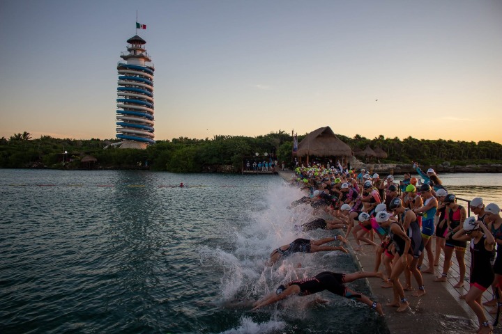 5. Inicio de etapa de nado en el Triatlón Xel-Há 2019. Foto - Xel-Ha (Facebook)