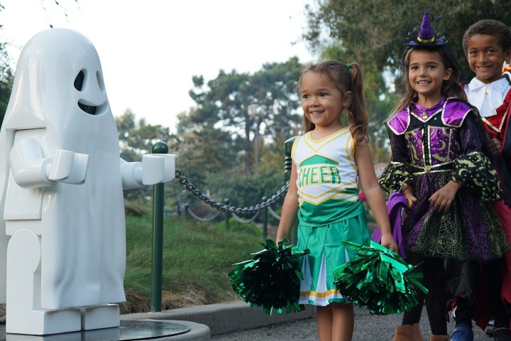 5. Niños en LEGOLAND durante el Brick-or-Treat. Foto - @legolandcalifornia (Instagram)