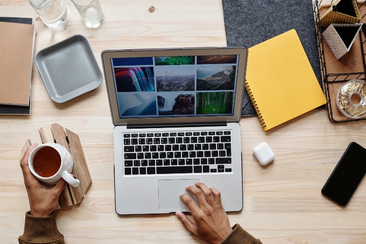 6. Álbum de fotos con pequeña leyenda. Foto - micheile henderson (Unsplash)