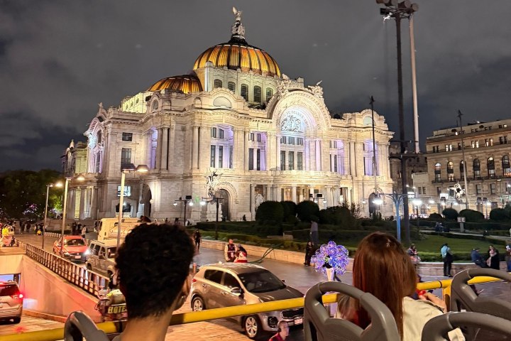 5. Turibus nocturno frente a Bellas Artes. Foto - @turibusmx (Instagram)