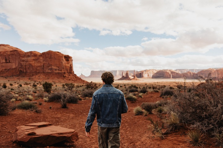 5. Viajero en Monument Valley. Foto - Archivo Brand USA