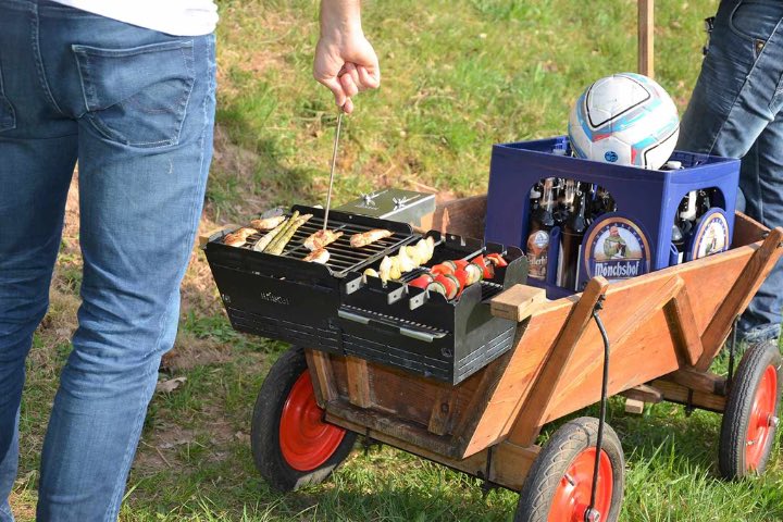 Bollerwagen convertido en asador. Foto - Knister Grill