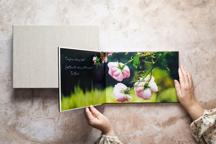 6. Álbum de fotos con pequeña leyenda. Foto - micheile henderson (Unsplash)