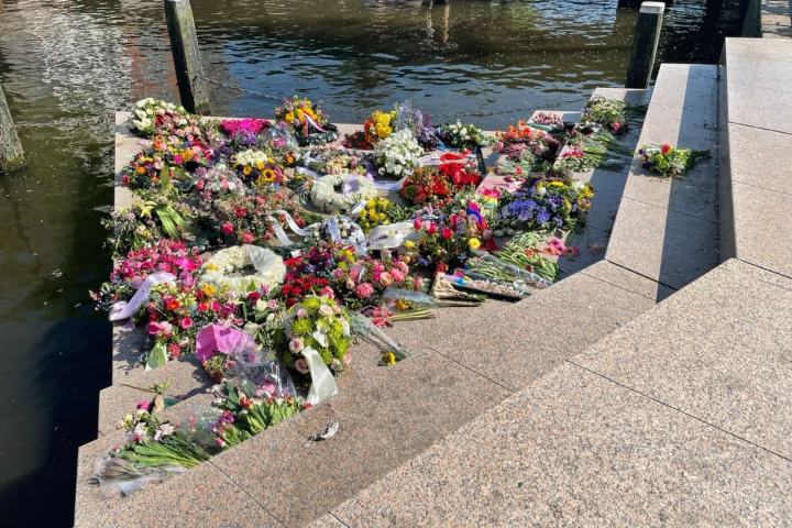 6. Homomonument con flores. Foto - @Westerkerkamsterdam (Instagram)